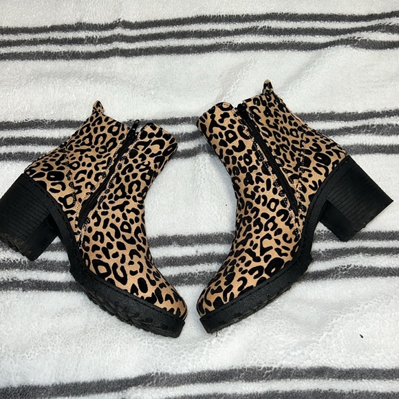 Leopard Print Boots - Picture 4 of 7
